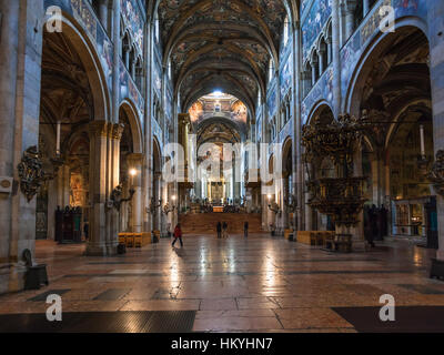 Parme, Italie - 3 NOVEMBRE 2012 : l'intérieur de la Cathédrale de Duomo à Parme ville. La construction d'église a été commencé en 1059 par l'évêque Cadalo et a été con Banque D'Images