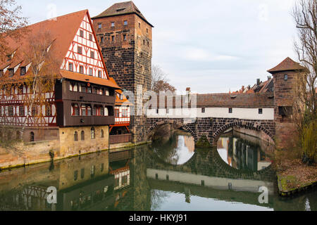 15e siècle bâtiment à colombages et Weinstadle Henkersteg ou pont de pendu reflète dans la rivière Pegnitz. Nuremberg, Bavière, Allemagne, Europe Banque D'Images