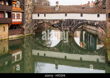 Henkersteg ou pont de pendu par Weinstadle bâtiment à colombages du 15e siècle reflètent dans la rivière Pegnitz. Nuremberg, Bavière, Allemagne, Europe Banque D'Images