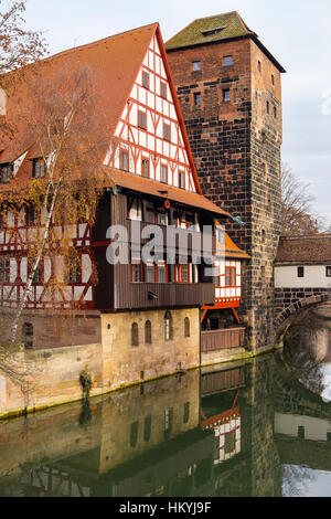 15e siècle Weinstadle bâtiment à colombages à côté de la rivière Pegnitz. Nuremberg, Bavière, Allemagne, Europe Banque D'Images