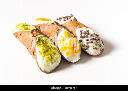 Doux sicilien traditionnel fait maison appelé cannoli farci de fromage à la crème Banque D'Images