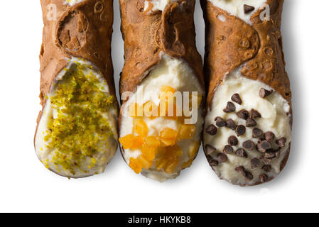 Doux sicilien traditionnel fait maison appelé cannoli farci de fromage à la crème Banque D'Images