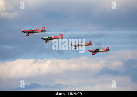 HRADEC KRALOVE, RÉPUBLIQUE TCHÈQUE - 5 SEPTEMBRE : trois avions d' EA-300 de la Royal Jordanian Falcons, l'équipe de démonstration aérienne nationale tchèque sur l'internat Banque D'Images