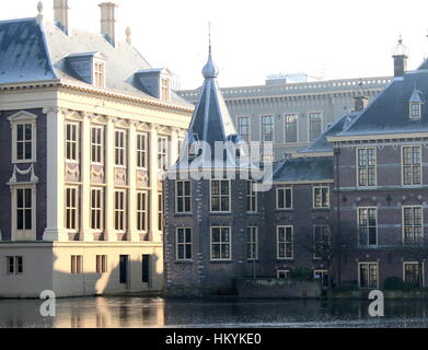 Het Torentje (Le Petit Tour), des bureaux de Premier ministre néerlandais Mark Rutte, La Haye (Den Haag), Pays-Bas. Étang Hofvijver. Banque D'Images