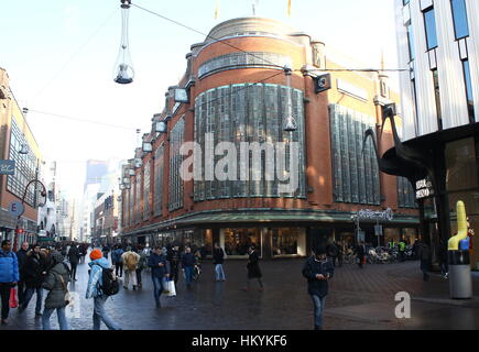 Façade du grand magasin De Bijenkorf à Wagenstraat & Grote Markstraat, Den Haag Central / La Haye, Pays-Bas. Banque D'Images