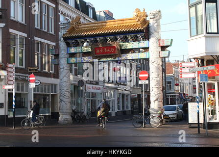 La porte en chinois à l'entrée de Chinatown, central Wagenstraat Den Haag (La Haye), aux Pays-Bas. Banque D'Images