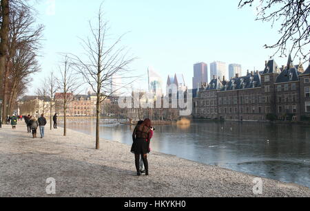 Hofvijver l étang à Binnenhof, le centre de Den Haag, Pays-Bas l'hiver 2017. Édifices du parlement néerlandais historique et siège du gouvernement Banque D'Images