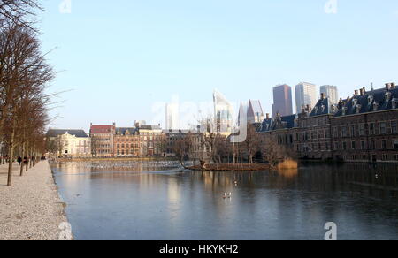 Hofvijver l étang à Binnenhof, le centre de Den Haag, Pays-Bas. Édifices du parlement néerlandais historique et siège du gouvernement. Banque D'Images