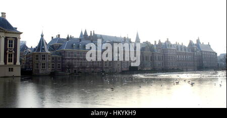 Binnenhof, Den Haag, Pays-Bas. Le parlement néerlandais historique et des bâtiments du gouvernement. Panorama. Au cours de l'hiver 2017 Étang Hofvijver Banque D'Images