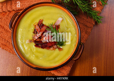 Crème de poireaux et pommes de terre grillées avec du bacon dans un bol en céramique Banque D'Images