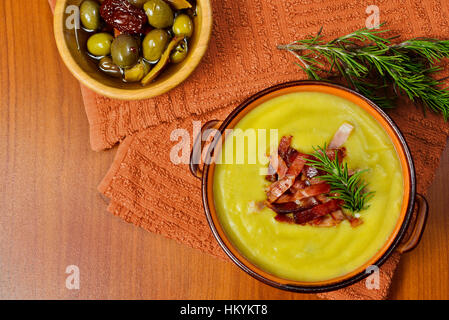 Crème de poireaux et pommes de terre grillées au bacon avec Banque D'Images