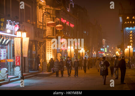 Soirée à la zone piétonne, la rue Qianmen Beijing, République populaire de Chine, l'Asie Banque D'Images