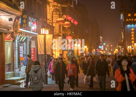 Soirée à la zone piétonne, la rue Qianmen Beijing, République populaire de Chine, l'Asie Banque D'Images