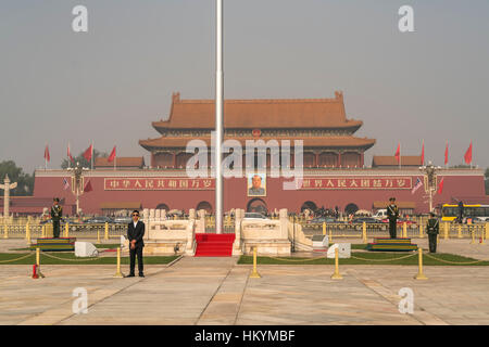 Drapeau national sur la Place Tiananmen, Beijing, République populaire de Chine, l'Asie Banque D'Images