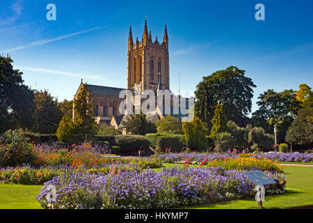 Cathédrale St Edmundsbury vu de l'abbaye Jardins, Bury St Edmunds, Suffolk, Angleterre. Banque D'Images