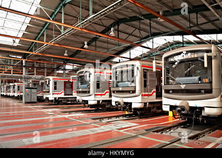 PRAGUE, RÉPUBLIQUE TCHÈQUE - Septembre 17 : modernisation des trains du métro 81-71M en Depot Hostivar sur Journée portes ouvertes dans l'entreprise de transport public de Prague sur S Banque D'Images