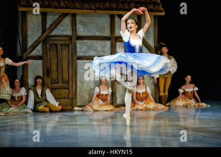 PRAGUE, RÉPUBLIQUE TCHÈQUE - 6 avril : Le ballet Opéra National de Prague présente la version traditionnelle de Giselle, le 6 avril 2011 à Prague Banque D'Images