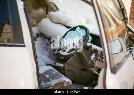 Accident automobile. Beauté crashed car couvertes de neige. Système de Retenue supplémentaire Banque D'Images