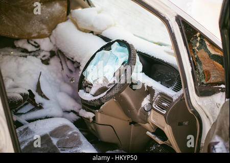 Accident automobile. Beauté crashed car couvertes de neige. Système de Retenue supplémentaire Banque D'Images