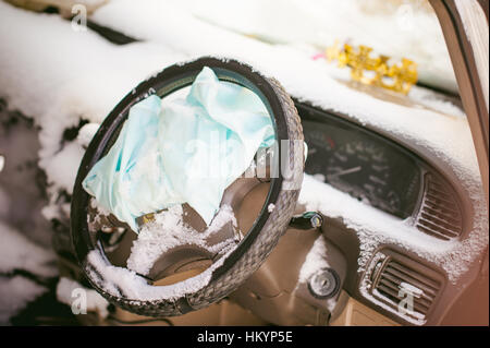 Accident automobile. Beauté crashed car couvertes de neige. Système de Retenue supplémentaire Banque D'Images