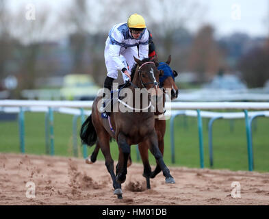 Sombre forêt montée par Barry McHugh remporte le sunbets.co.uk Top prix sur tous les favoris Handicap à Southwell Racecourse. Banque D'Images