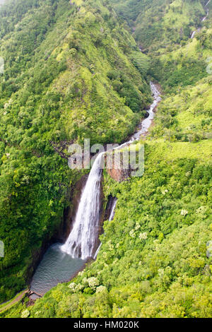 Vue aérienne de l'Manawaiopuna Falls aussi connu sous le Jurassique tombe dans les montagnes à Kauai, Hawaii, USA. Banque D'Images