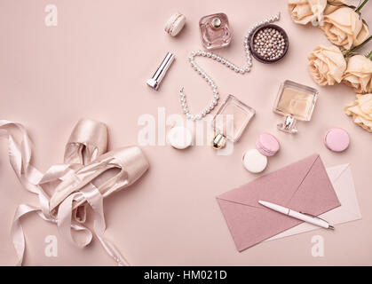 Vintage Nature morte avec roses et des chaussures de ballet Banque D'Images