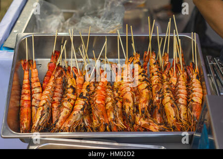 Grosse crevette cuite au barbecue sur le marché de l'alimentation de rue, les crevettes barbecue style Asie Banque D'Images