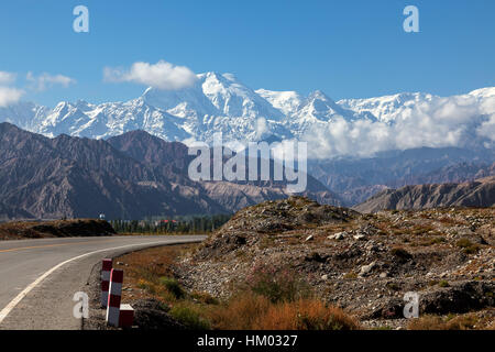 Vue spectaculaire sur les montagnes Pamir depuis l'autoroute Karakorum, région autonome du Xinjiang, Chine. Banque D'Images