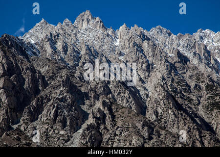 Vue spectaculaire sur les montagnes Pamir depuis l'autoroute Karakorum, région autonome du Xinjiang, Chine. Banque D'Images