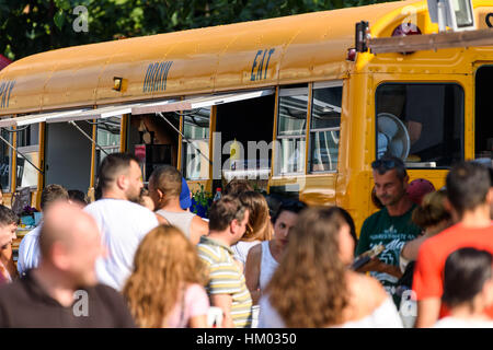 Bucarest, Roumanie - le 11 septembre 2016 : Les gens d'acheter de la nourriture à la foule de la rue de restauration rapide locale Fournisseurs. Banque D'Images