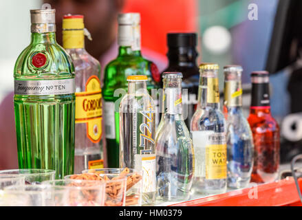 Bucarest, Roumanie - septembre 11, 2016 : l'alcool sur les bouteilles de verre au bar de l'alimentation de rue Van. Banque D'Images