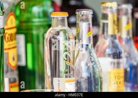 Bucarest, Roumanie - septembre 11, 2016 : l'alcool sur les bouteilles de verre au bar de l'alimentation de rue Van. Banque D'Images