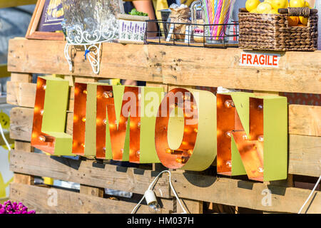 Bucarest, Roumanie - le 11 septembre 2016 : Limon signe sur Lemonade Stand à l'alimentation de rue Van. Banque D'Images