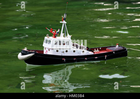 Modèle radio-commandés bateau remorqueur Banque D'Images