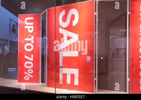 Jusqu'à 70 % de réduction en signes de vente vitrine Banque D'Images