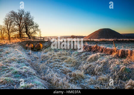 Un matin glacial à Silbury Hill dans le Wiltshire. Banque D'Images