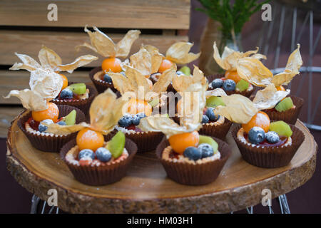 Tartelettes avec les baies fraîches sur la table avec décoration. La nourriture pour les services de restauration ou de banquet partie. Close Up Banque D'Images