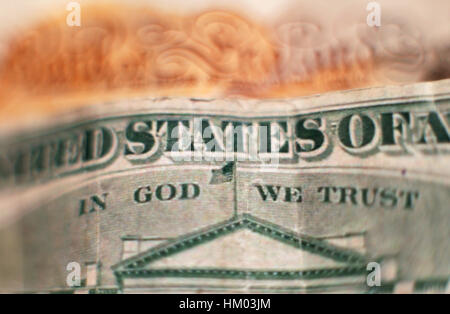 La conception au verso d'un billet de vingt dollars, avec la devise officielle de l'Organisation des Etats membres "En Dieu nous avons confiance" au-dessus d'une représentation de la Maison Blanche, placé devant une note de dix livres, au nord de Londres. ASSOCIATION DE PRESSE Photo. Photo date : vendredi 27 janvier, 2017. Crédit photo doit se lire : Yui Mok/PA Wire Banque D'Images