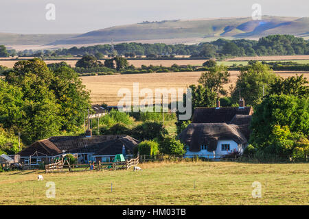 Vue sur la vallée de Pewsey vers l'Alton Barnes cheval blanc dans le Wiltshire, Royaume-Uni. Banque D'Images