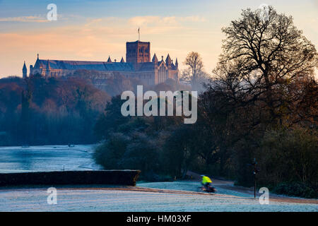 La Cathédrale de St Albans vu de Verulamium Park par un froid matin de décembre, St Albans, Royaume-Uni Banque D'Images