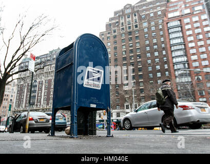 Un Service postal des États-Unis fort se tient sur le trottoir sur Amsterdam Avenue à Manhattan. Banque D'Images