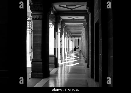 La dichotomie de l'ombre et lumière représenté dans un couloir désert du palace, au Rajasthan. Banque D'Images
