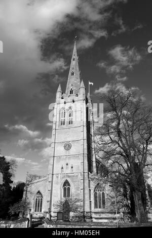 Vue d'été de tous les saints de l'église paroissiale dans le bourg de Oakham, Rutland, Angleterre, Grande-Bretagne ; Banque D'Images