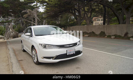 CARMEL, California, UNITED STATES - Oct 6, 2014 : Point à Pescadero 17 Mile Drive, est connu sous le nom de Ghost Arbre. Il obtient, son nom de la locale gnarly blanc cyprès dans le domaine qui nous vient à l'esprit fantômes fantasmagorique quoi que ce soit. Libre d'une voiture Banque D'Images