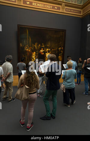 Les touristes et les visiteurs d'admirer le quart de nuit, de Rembrandt, 1642, Rijksmuseum, Amsterdam, Pays-Bas, Europe, Banque D'Images