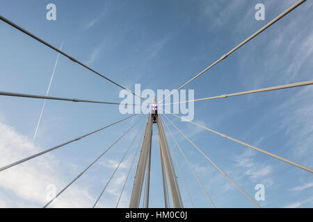 Comité permanent sur l'Hungerford Bridge à Londres et regardant le ciel. Banque D'Images