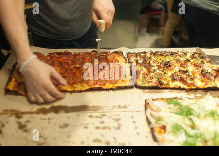 Pizza style Detroit dans le nouveau Whole Foods Market en face de Bryant Park à New York le jour de l'ouverture Samedi, 28 janvier 2017. Le magasin dans le centre de Manhattan est la chaîne de 11e magasin pour s'ouvrir dans la ville. Le magasin a une grande sélection d'aliments préparés à partir d'un groupe diversifié de fournisseurs à l'intérieur du magasin. (© Richard B. Levine) Banque D'Images