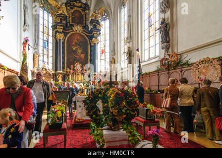 Spitz an der Donau : église Saint Maurice : Décoration pour le jour de Thanksgiving, grappe de raisins, de Wachau, Niederösterreich, Autriche, Autriche Banque D'Images