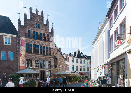 XANTEN, ALLEMAGNE - 07 septembre 2016 : des individus non identifiés se promener le long d'une des rues commerçantes du centre-ville Banque D'Images